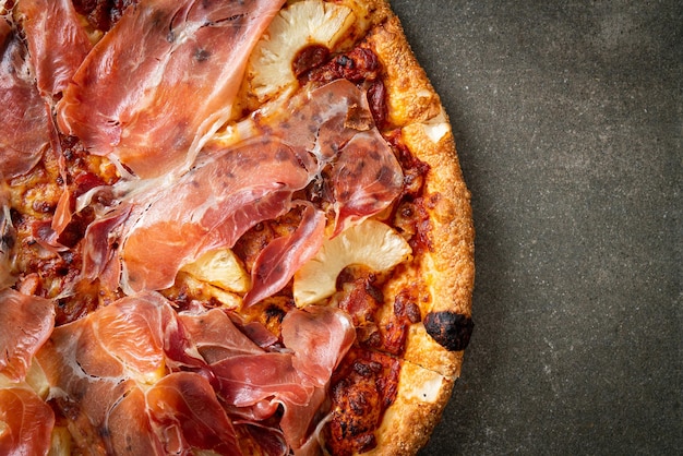 Pizza mit Prosciutto oder Parmaschinken Pizza - italienische Küche