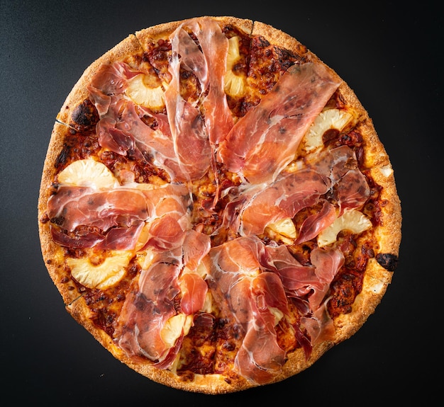 Pizza mit Prosciutto oder Parmaschinkenpizza - italienische Küche