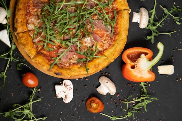 Pizza mit Prosciutto und Käse Draufsicht Freier Kopienraum