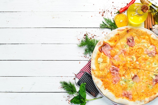 Pizza mit Speck und Käse Italienische traditionelle Küche Draufsicht Freier Kopierplatz