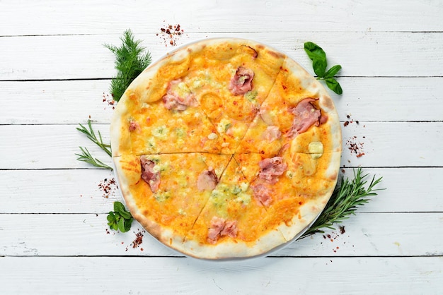 Pizza mit Speck und Käse Italienische traditionelle Küche Draufsicht Freier Kopierplatz