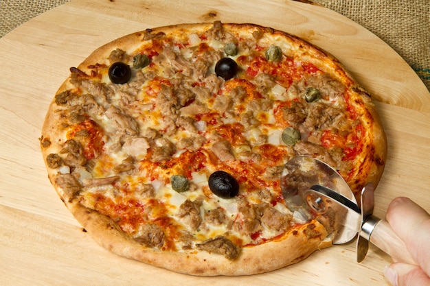 Pizza mit Thunfisch und Oliven
