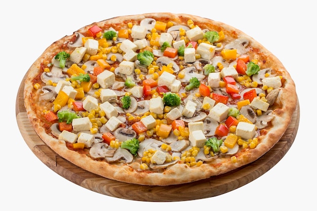 Pizza mit Tofu-Champignons, Mais und Oliven Vegetarisches Gericht auf weißem Hintergrund