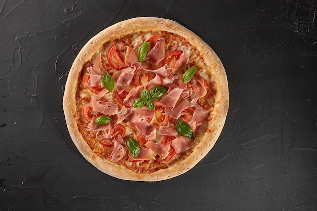 Pizza mit Tomaten-Prosciutto-Basilikum