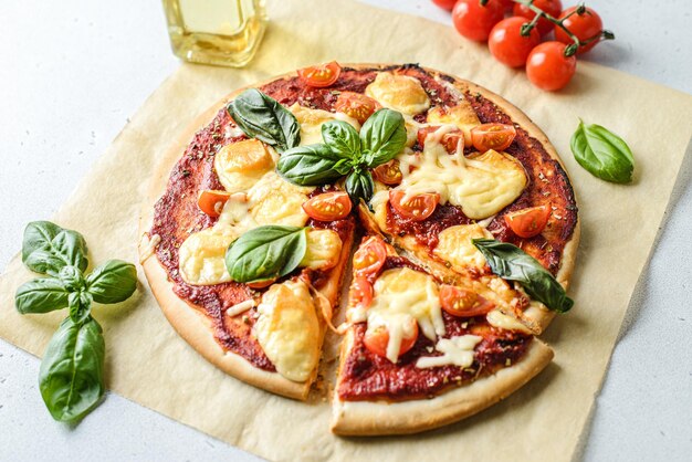 Pizza mit Tomaten und Käse