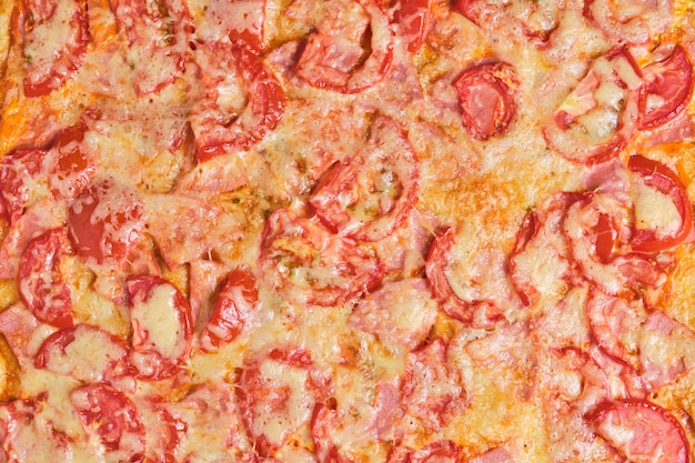 Pizza mit Tomatenwurst und Käsenahaufnahme