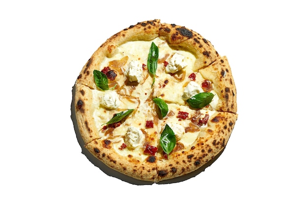 Pizza mit verschiedenen Arten von Käse und Zwiebelmarmelade isoliert auf weißem Hintergrund