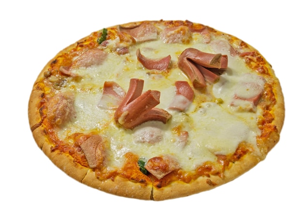 Pizza mit Würstchen auf weißem Hintergrund