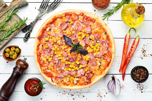 Pizza mit Wurst und Mais Draufsicht freier Platz für Ihren Text Rustikaler Stil