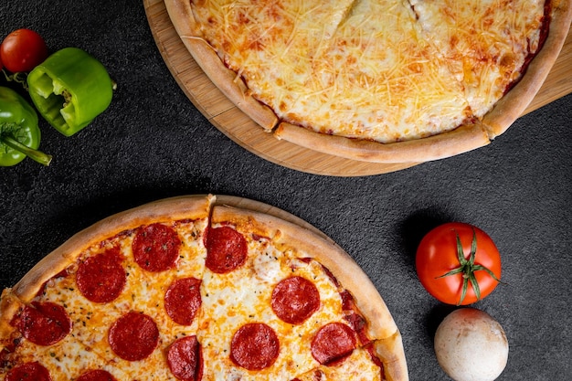Pizza mit Zutaten auf dunklem Hintergrund