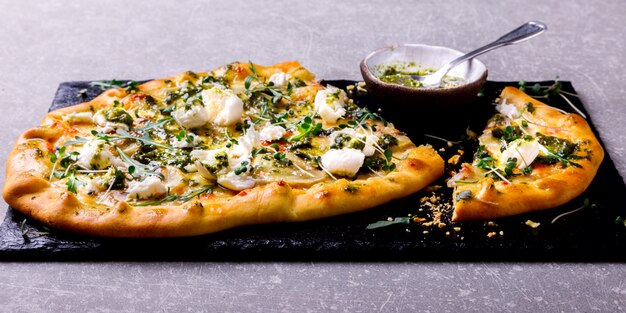 Pizza Mozzarella De Champiñones Con Salsa De Pesto