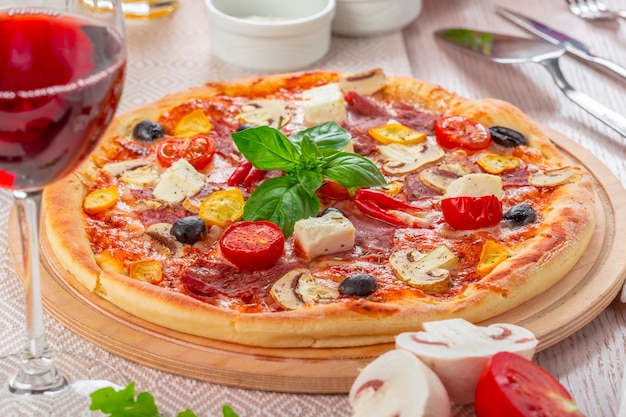 Pizza con mozzarella y tomates cherry