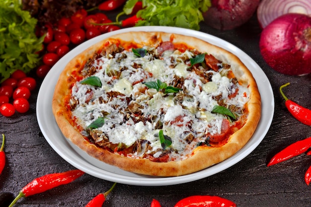 Pizza Mozzarella und Tomaten im Holzofen geröstet