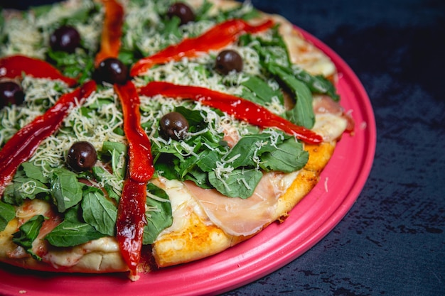 Pizza con muchos ingredientes en un restaurante de comida rápida de mesa