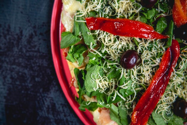 Pizza con muchos ingredientes en un restaurante de comida rápida de mesa