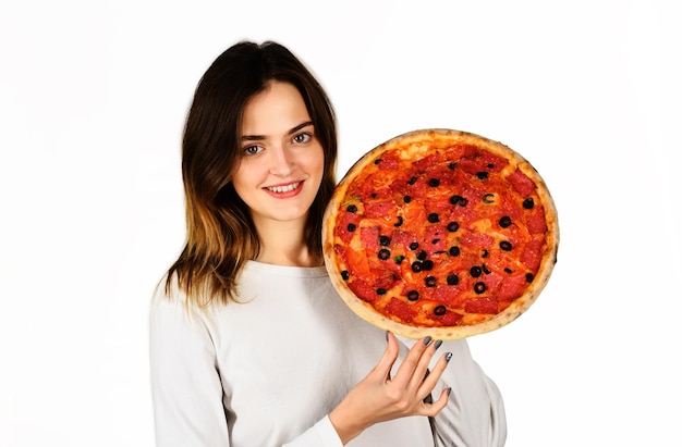 Pizza Mujer sonriente con una deliciosa pizza en las manos Almuerzo o cena comida rápida bocadillo Servicio de entrega de pizza Chica hermosa con ropa casual con una sabrosa pizza cocina italiana publicidad de pizzería