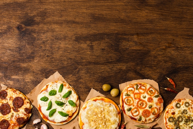 Pizza na mesa de madeira com espaço de cópia