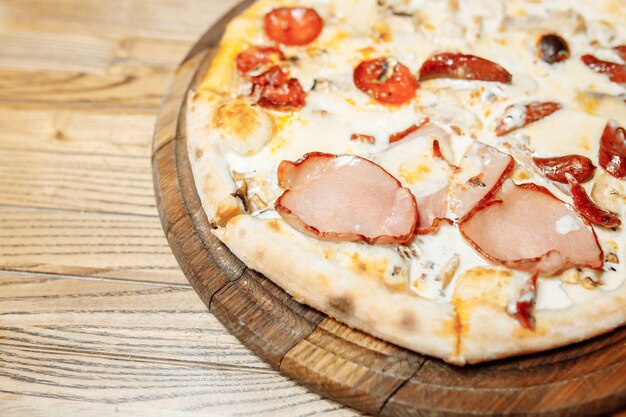 Pizza na vista superior da mesa de madeira. Comida rápida. Publique nas redes sociais do blog. com espaço de cópia. Pizza pronta para comer.