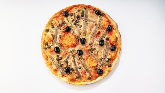 Pizza napoli con sardinas, alcaparras y aceitunas Pizza italiana