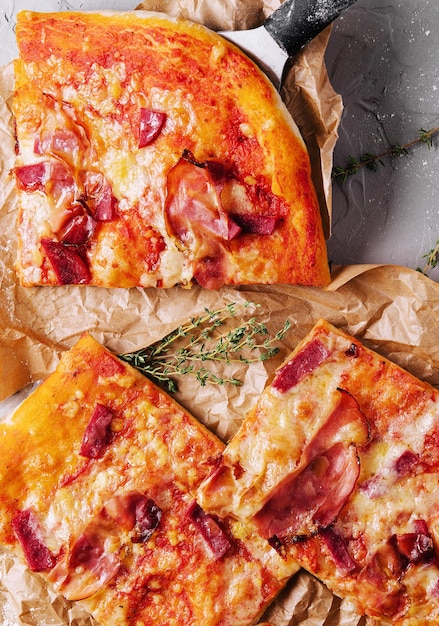 Pizza napolitana casera recién horneada con jamón