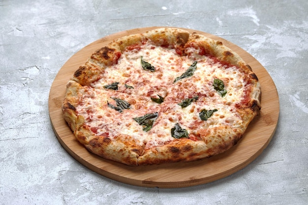 Pizza napolitana entera servida en tablero de madera