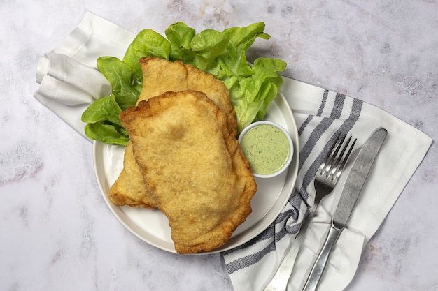 Pizza napolitana frita caseira com presunto, queijo e molho pesto. comida italiana