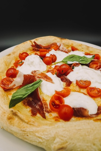 Pizza napolitana con jamón ibérico y mozzarella