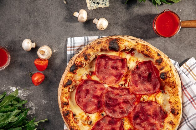 Pizza napolitana de jamón recién horneado en gris