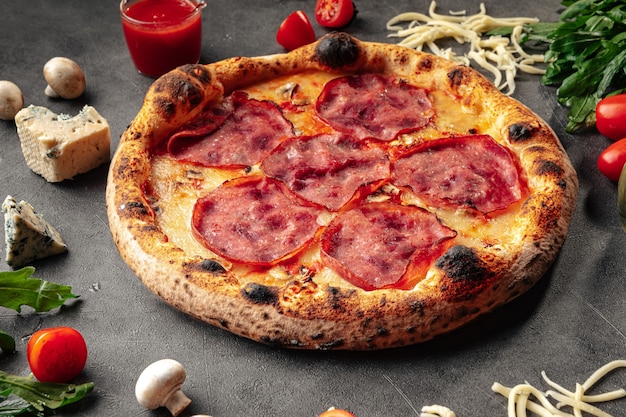 Pizza napolitana de jamón recién horneado en gris