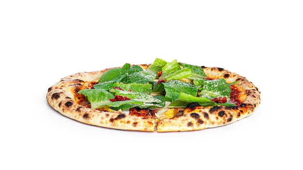 Pizza Nicoise mit Hühnchen auf einem weißen Hintergrund. Foto in hoher Qualität