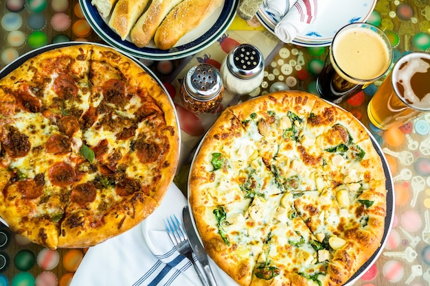 Pizza de nuez de pino de pollo fresco en un restaurante italiano.