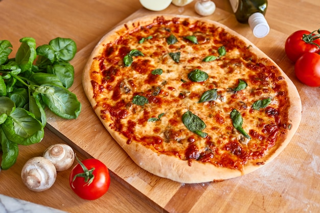 Pizza de pan plano margarita casera con tomate y albahaca.