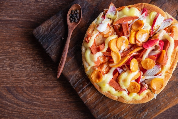 Pizza de pan plano en tablero de madera para pizza