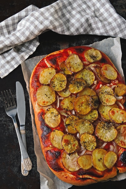 Foto pizza de papa casera.