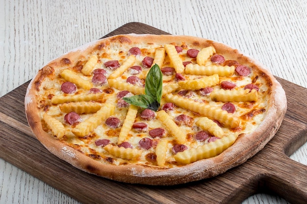 Pizza para crianças com salsichas e batatas fritas em uma placa de madeira