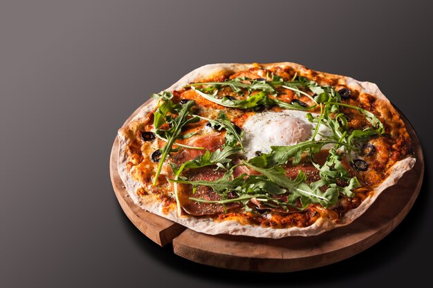 Pizza Parma con jamón, salmón y huevo