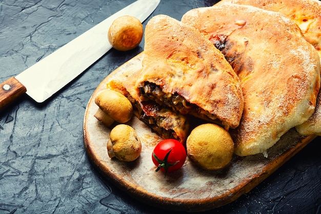 Pizza de pastel italiano Calzone