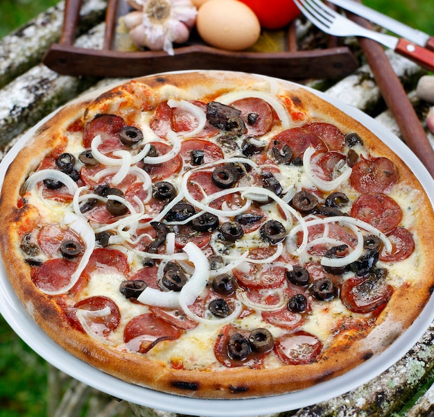 Pizza de pepperoni con aceite de oliva