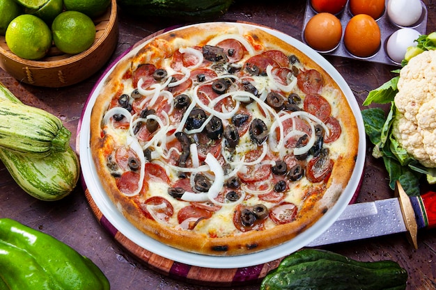 Pizza con pepperoni de aceitunas y cebolla