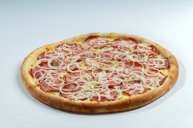Pizza de pepperoni aislado en blanco