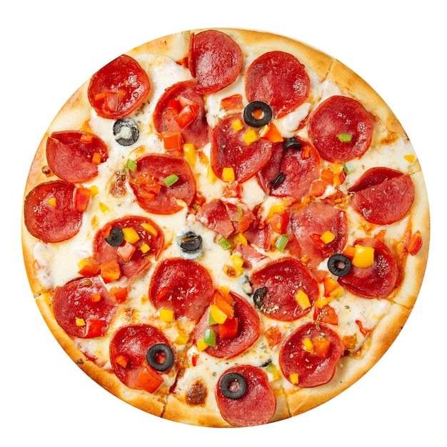 Pizza de pepperoni aislado con pimiento