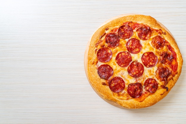 Pizza de pepperoni en bandeja de madera