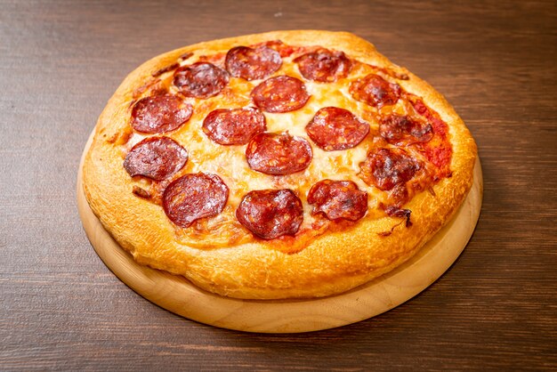 Pizza de pepperoni en bandeja de madera