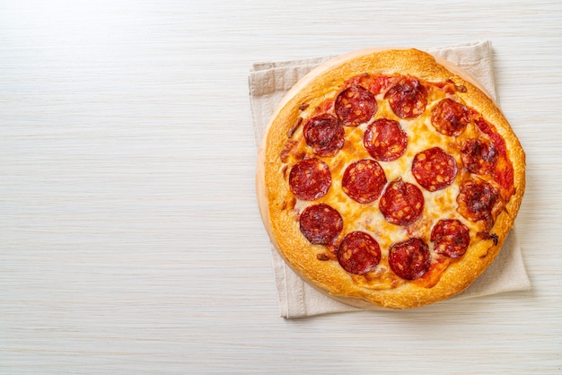 Pizza de pepperoni en bandeja de madera