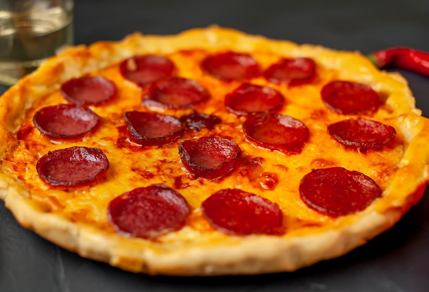 Pizza de pepperoni casera sobre un fondo de piedra