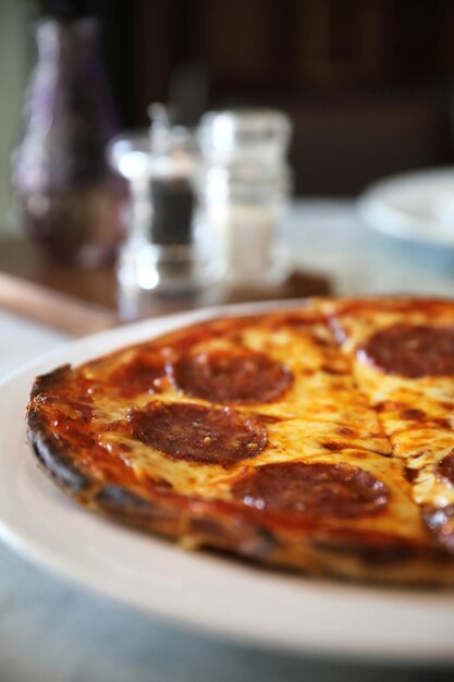 Pizza de pepperoni en plato, comida italiana