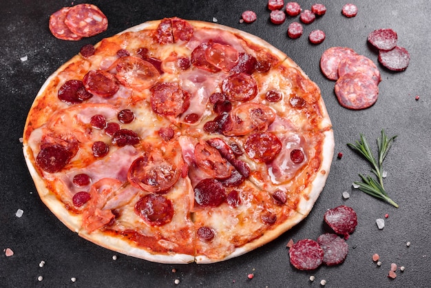 Pizza de pepperoni con queso mozzarella, salami, tomate, pimiento y especias. cocina italiana