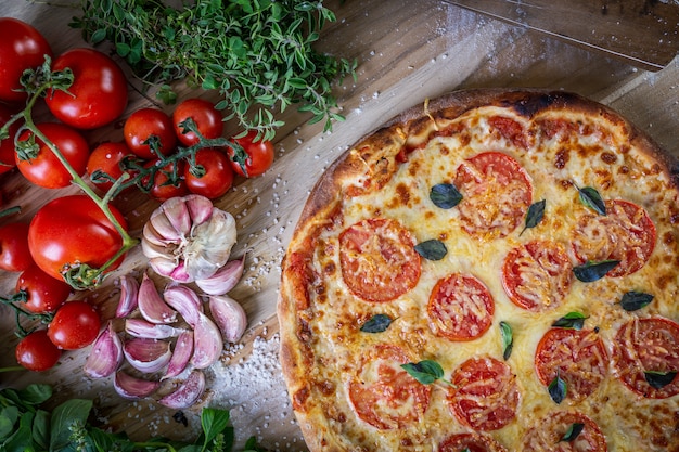 Pizza de pepperoni y queso sobre la mesa