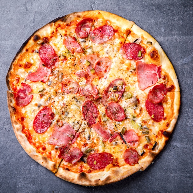 Pizza Pepperoni Salame Bacon.