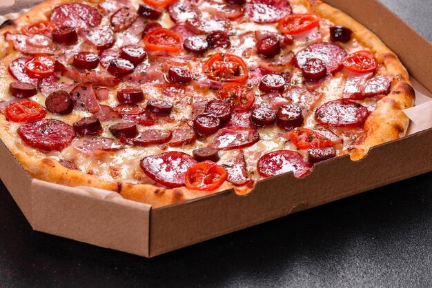 Foto pizza de pepperoni con salami de queso mozzarella y jamón